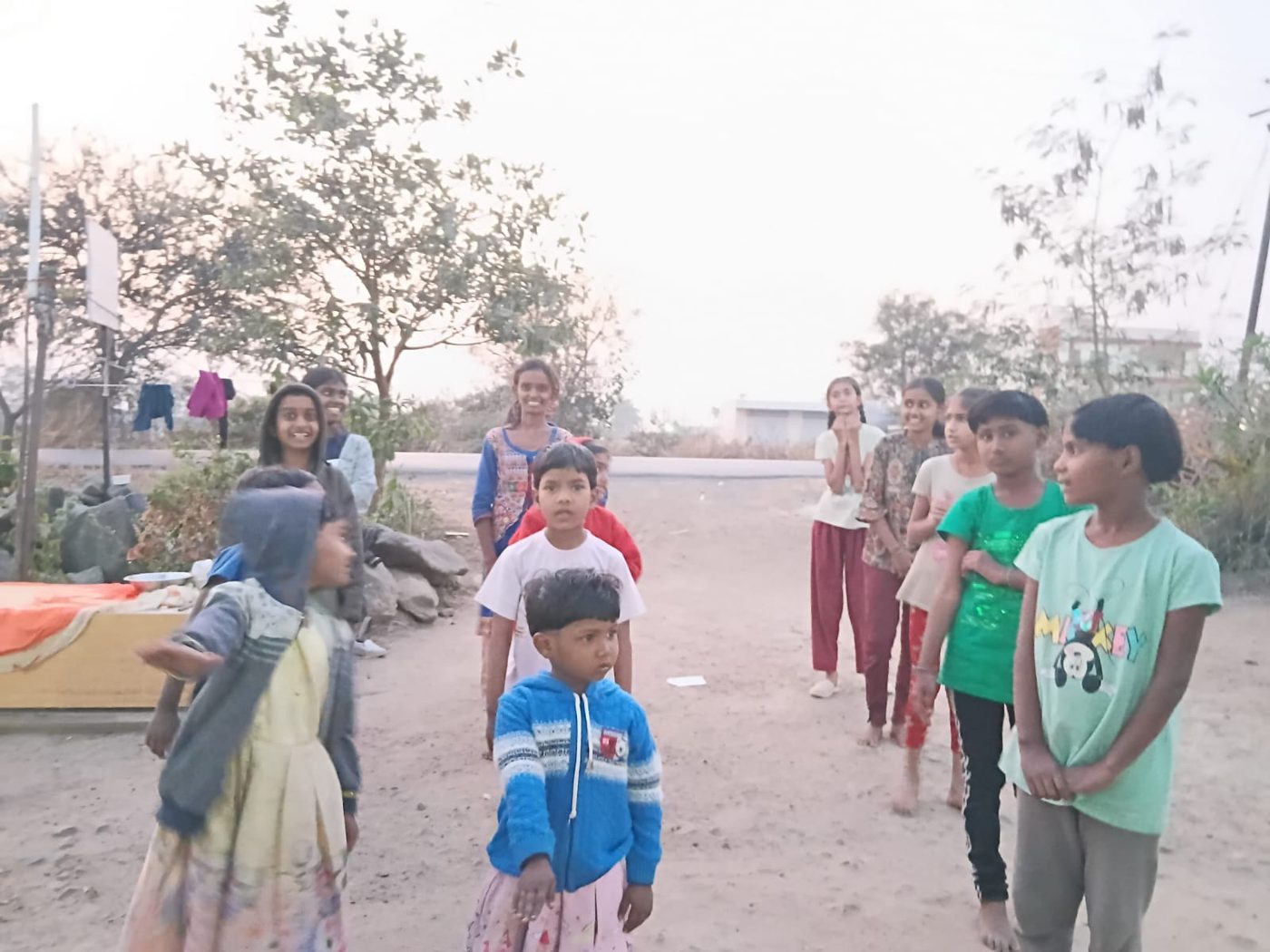 आश्रमाबाहेर खेळणारी मुले